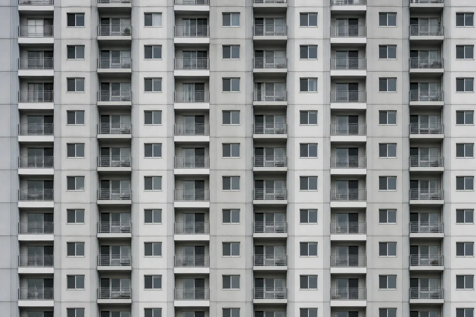 Wiederkehrende Wohnfassade — Struktur einer Kapitalanlageimmobilie