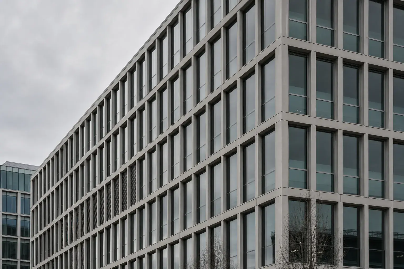Bürofassade mit Rasterstruktur — Überblick der Leistungen